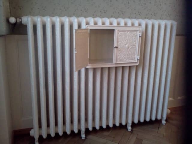 Radiator with warming cabinet